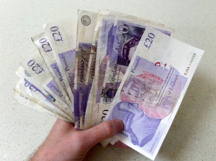 banknoty, GBP w ręku, nominał 20 funtów