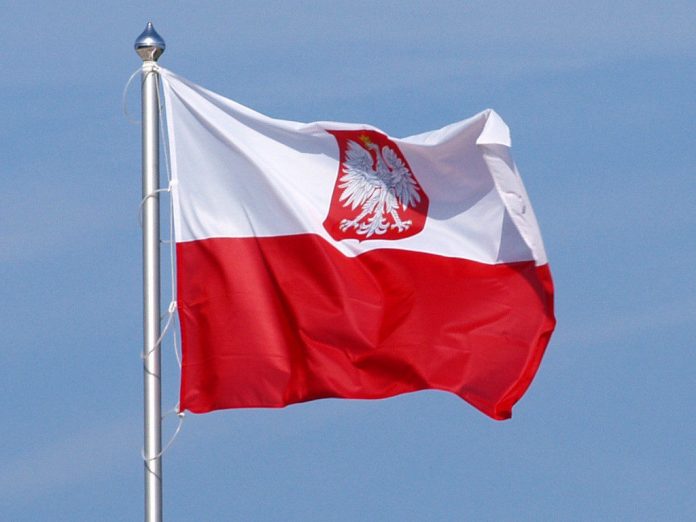 flaga Polski na tle nieba