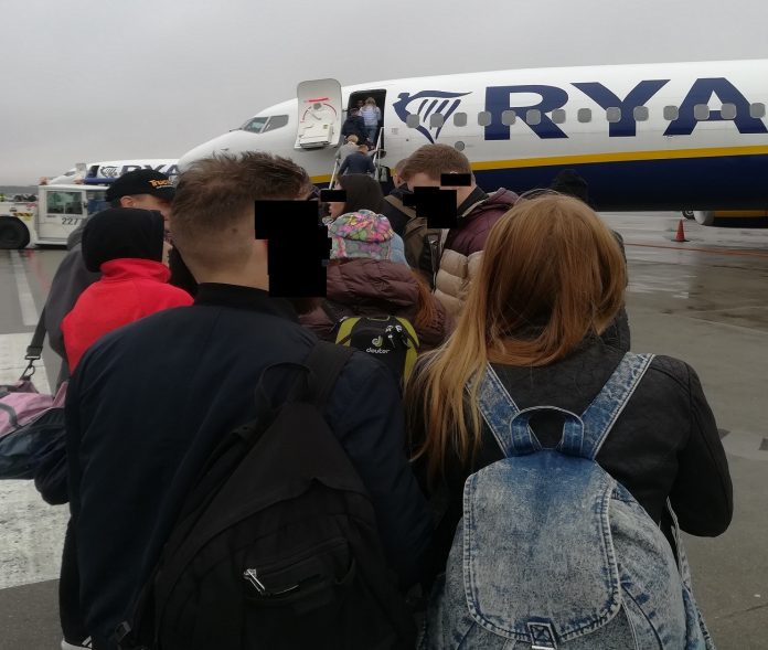 Polacy wsiadający do samolotu