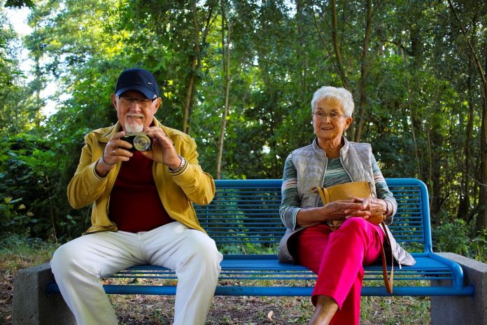 emeryt i emerytka siedzą na ławce