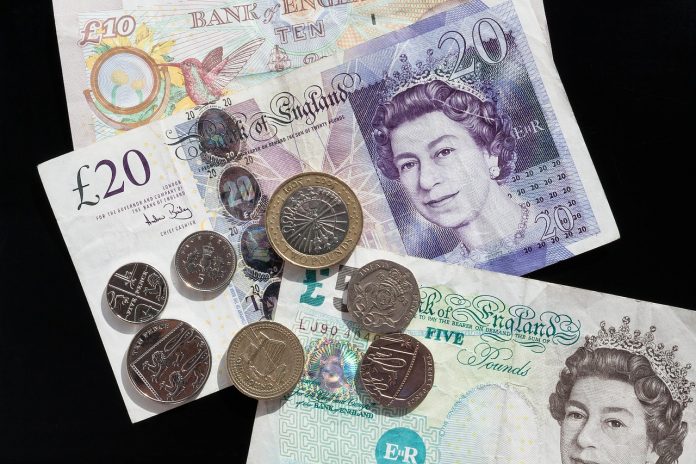 funty banknoty i monety, nominał 20 GBP, 10 GBP, 1 GBP, 0,50 GBP