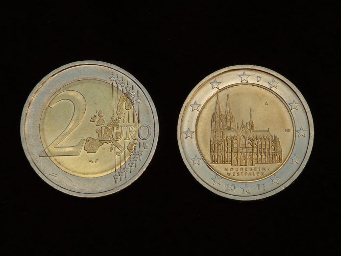 monety euro o nominale 2 EUR, na czarnym tle