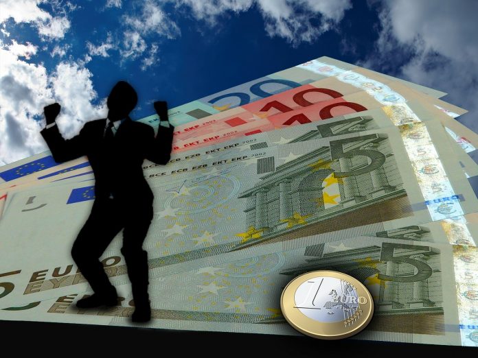 mężczyzna wymienił euro na złotówki po dobrym kursie