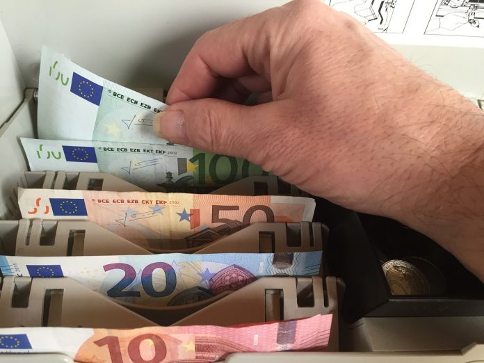 banknoty euro w dłoni