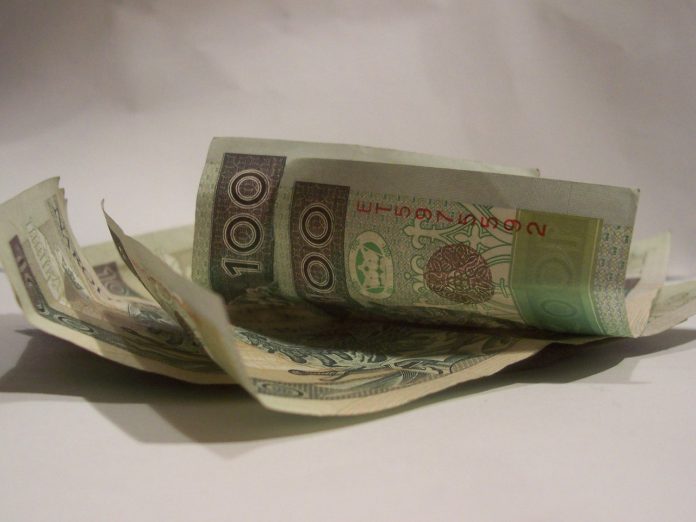 4 banknoty 100 zł na stole