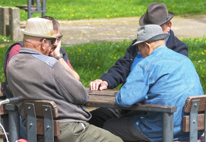 emeryci siedzący przy stole