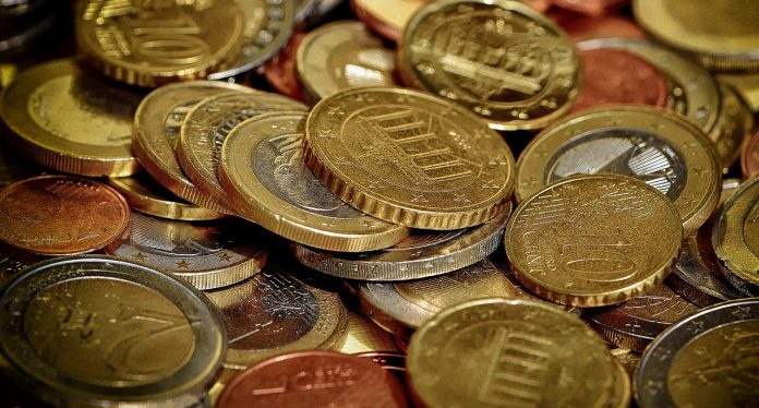 monety leżące na stole różnej waluty
