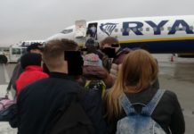 Polacy z Anglii będą uciekać całymi rodzinami – jeszcze 2 lata Polacy z Anglii wsiadający w samolot Ryanair