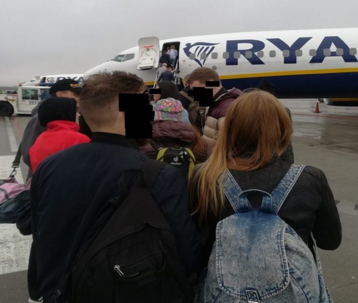 Polacy na lotniku wracający po brexicie