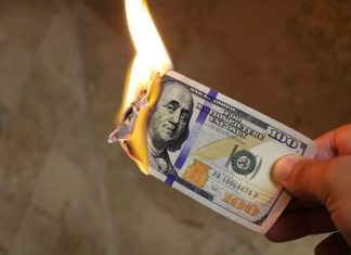 Co robić gdy giełda mocno traci? Czy inwestowanie na giełdzie się opłaca? banknot dolar w ogniu