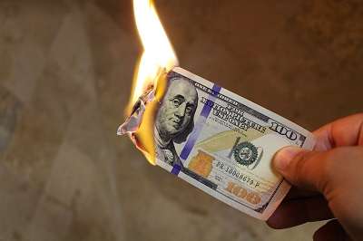 banknot dolar w ogniu