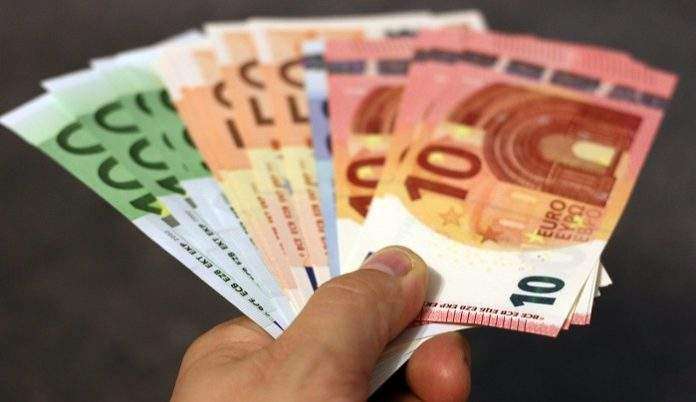 bankoty euro w dłoni nominały 10 EUR i 20